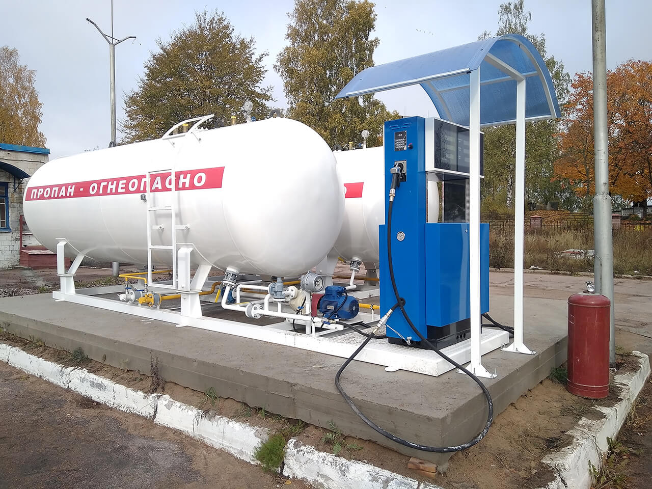 Сжиженный газ в газгольдере на АГЗС с Рівнеміром